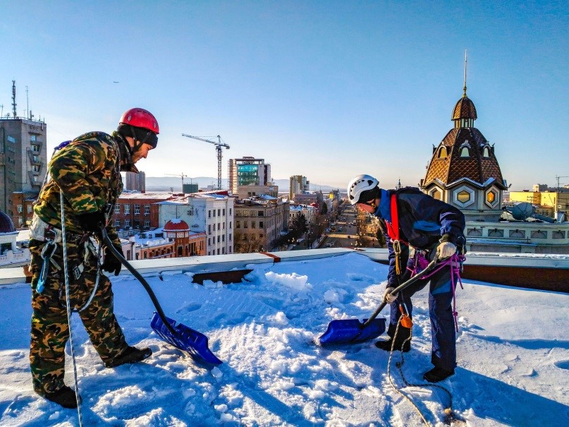 Очистка плоской крыши от снега